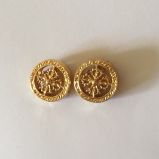 Bánh xe pháp luân màu vàng làm vòng