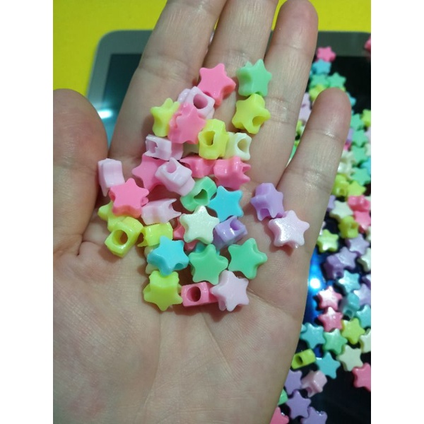 gói 100 hạt nhựa hình ngôi sao đủ màu và 2 mét cước thun dùng để xõ chuỗi đeo tay, hạt có thể làm cài tóc