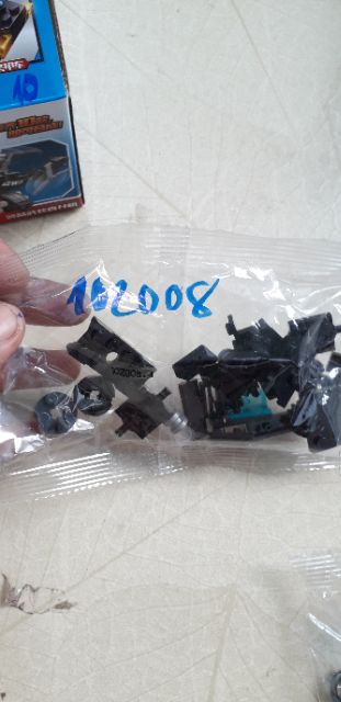 Lắp ráp 1 hộp LegoSWat xe máy bay 1020 có nhiều chi tiết bằng nhựa ABS