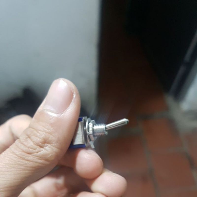 Công tắc gạt dùng để DIY loa bluetooth