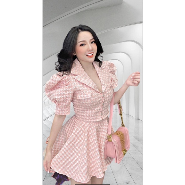 Set Áo croptop cổ vest tay dài kết hợp chân váy kiểu xếp li caro đỏ vàng trắng và hồng thời thượng sang trọng | BigBuy360 - bigbuy360.vn