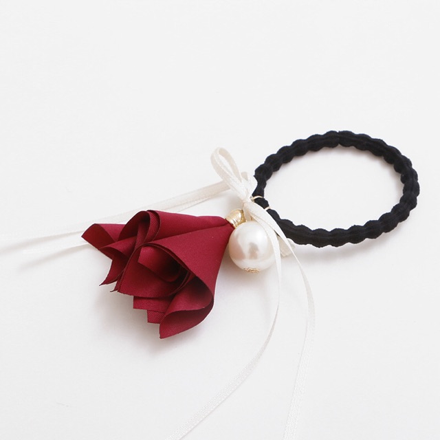01 buộc tóc hoa rơi cho cô gái