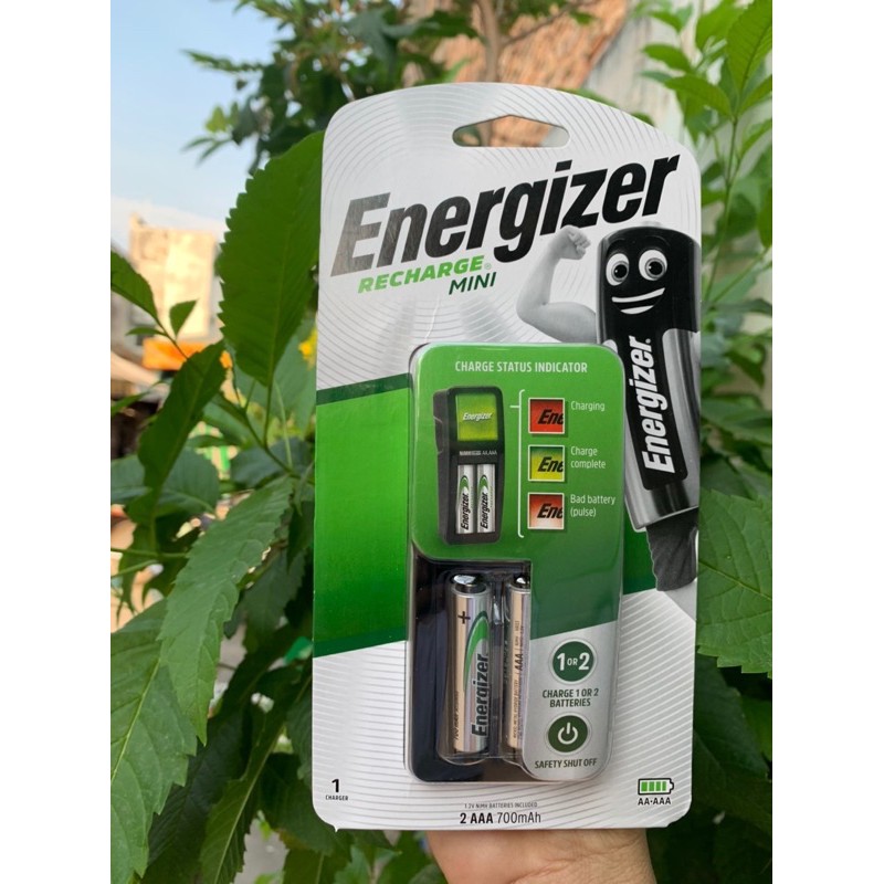 Bộ sạc kèm 2 pin sạc AA700mAh Energizer chính hãng tự ngắt điện.