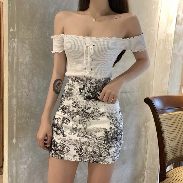 Áo trễ vai thun gân đan dây, chân váy hoạ tiết