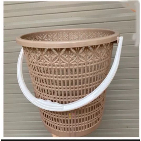 Sọt rác nhựa có quai xách hoa đồng tiền Việt Nhật. Kích thước: 26.5 x 17.5 x 27.5cm. Hàng Việt Nam chất lượng cao