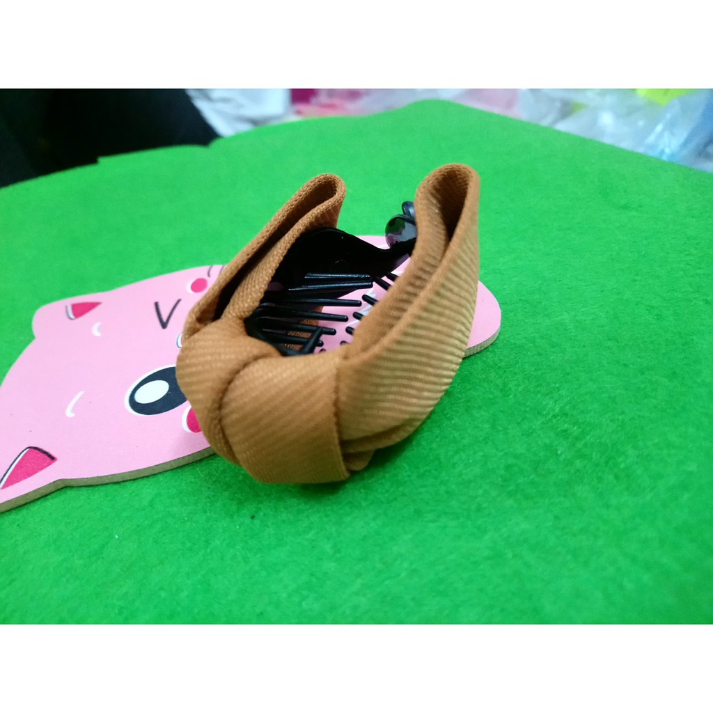 combo 2 kẹp tóc thời trang. màu y hình lun nhe. giá 33k/2 cái. gồm 1 màu đỏ, 1 màu vàng nâu.