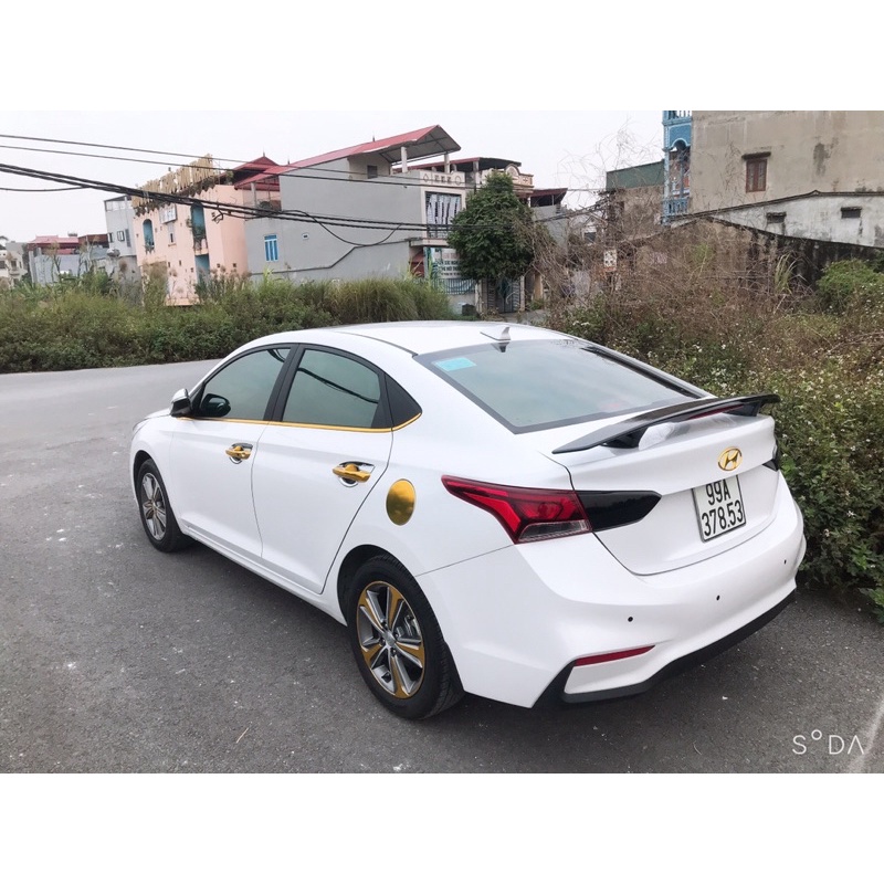 Đuôi gió thể thao ô tô các bon cho các loại xe