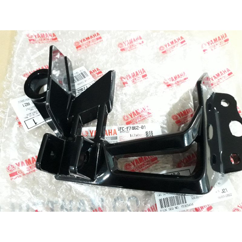 Gác chân sau bên phải Sirius Fi Yamaha