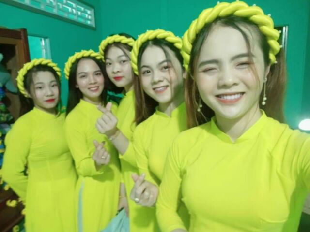 Áo dài bưng mâm vàng