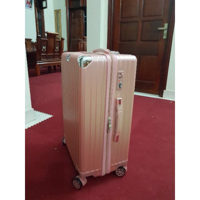 Combo Vali RIMOWA size 20 và 24. Chống xước và chống va đập. Góc bằng inox ko rỉ . Hàng có sẵn, ko cần order