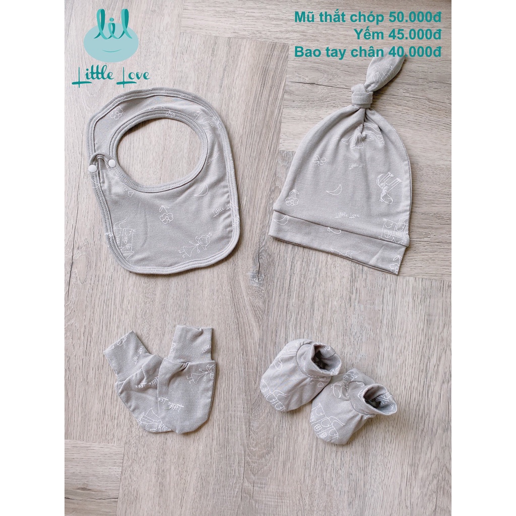 Mũ thắt chóp, yếm, bao tay chân in họa tiết pettit cho trẻ sơ sinh little love