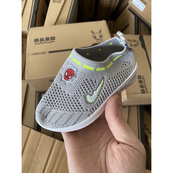 Giày lười len chun xám logo siêu nhân nhện cho bé trai size 22-33