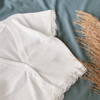 Áo croptop viền ren