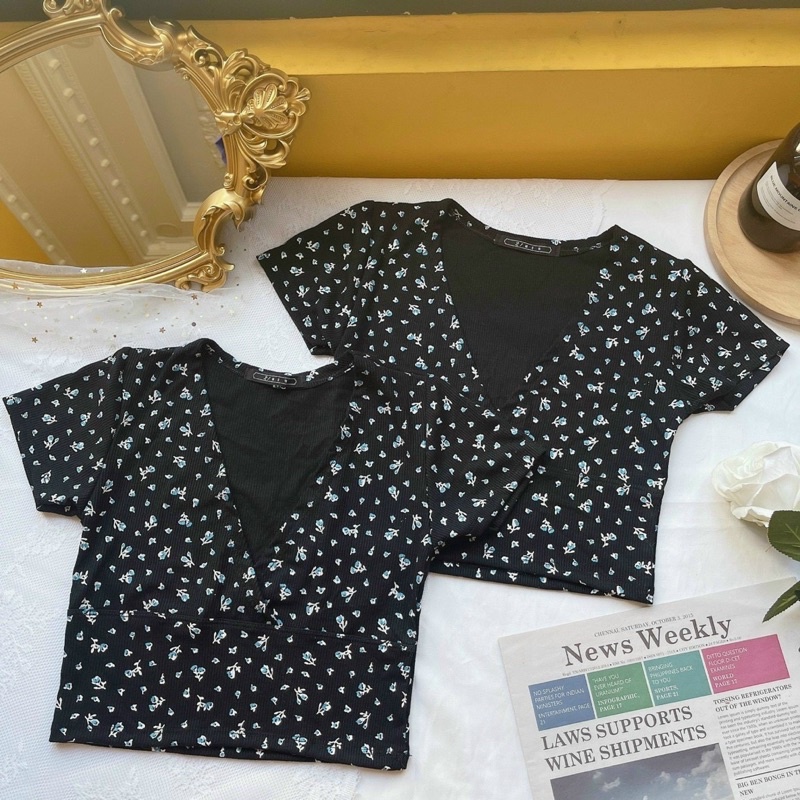 Áo croptop tay ngắn xẻ ngực hoa nhí ôm eo siêu cuốn hút