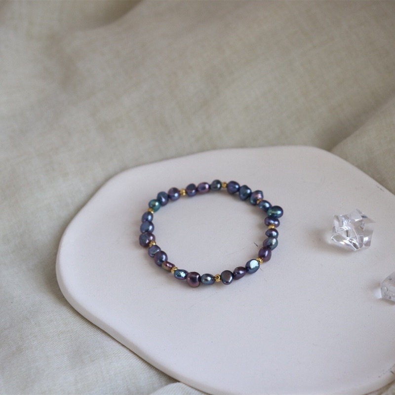 Vòng tay titan hạt dẹt đen ánh xanh co giãn