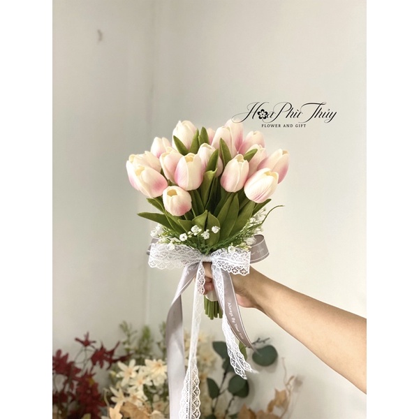 Bó hoa cưới cầm tay cô dâu bằng hoa lụa