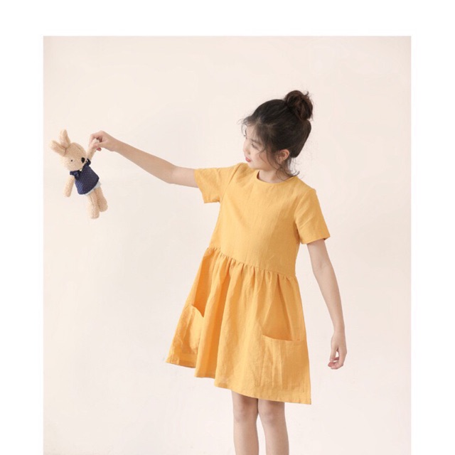 Váy vàng vải thô bé gái