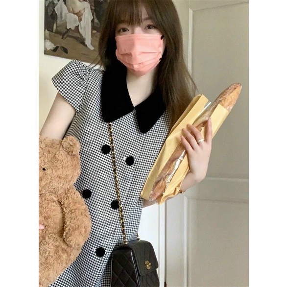 Đầm suông kẻ ô nhí cổ đen nút