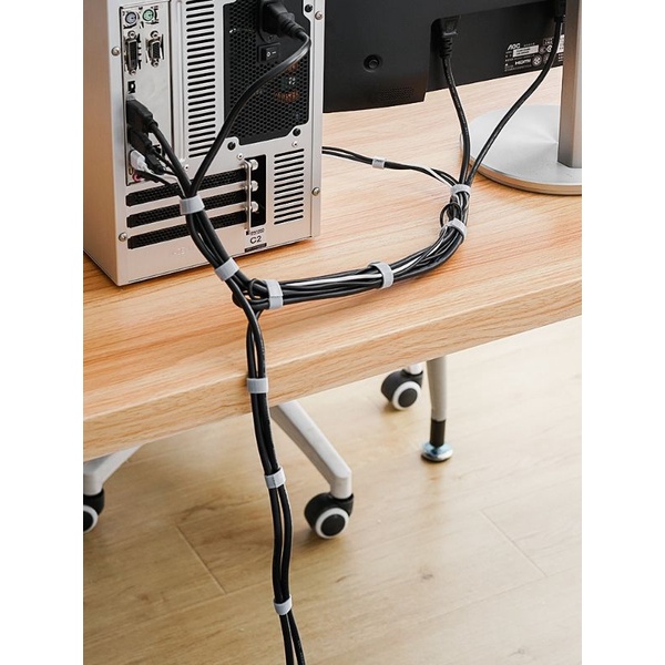 Dây dán velcro cố định cáp mạng dây điện giúp không gian gọn gàng ngăn nắp.