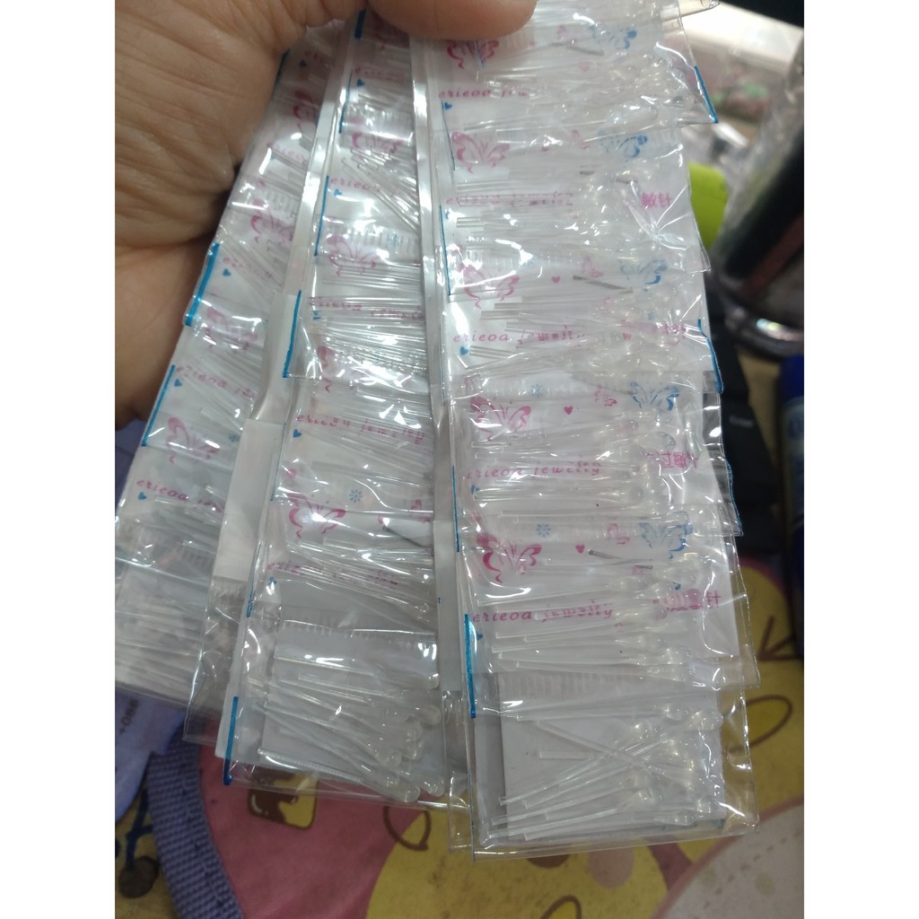Khuyên trong suốt giữ lỗ