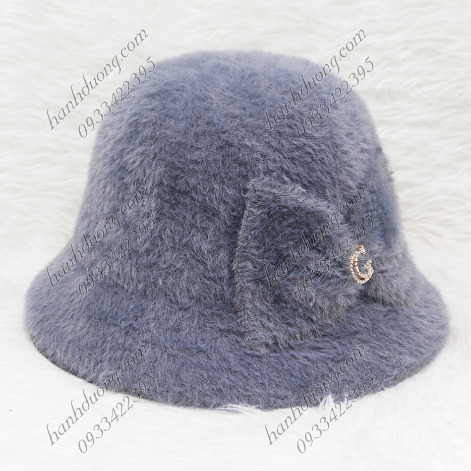 Mũ  bucket vành cụp lông xù hàng quảng châu gắn nơ kèm mặt sắt chữ G, vành rộng 5cm, phía trong có 2 dây rút phía trong