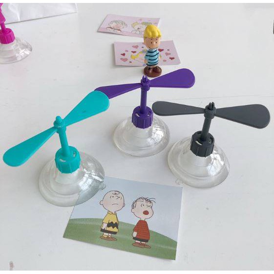 Chong chóng tre gắn nón bảo hiểm hong mang một hình ảnh quen thuộc của tuổi thơ