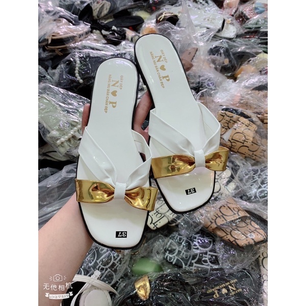 dép nơ kẻ vàng đầu tròn có 2 màu xịn xò. bền đẹp. nắng mưa đều mang được. cam kết như hình. ( hình tự chụp )