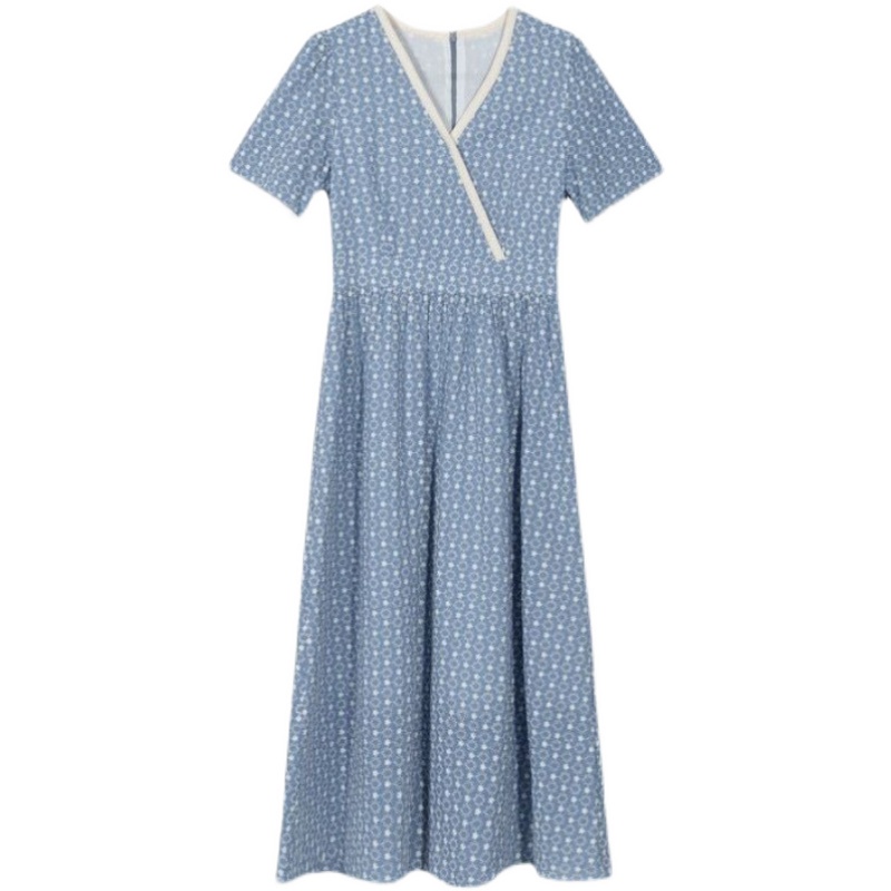 Đầm Xanh Sữa Họa Tiết Thêu Tay Nữ Tính Thích Hợp Cho Mùa Thu Đông