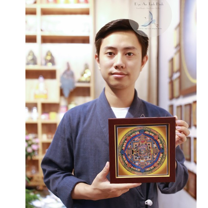 Tranh Thangka Mandala Tây Tạng vẽ tay bởi các Lama với nguyên liệu màu tự nhiên từ cỏ cây và khoáng vật..