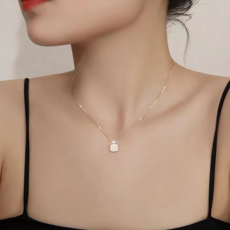 Dây Chuyền Mặt Vuông Kiểu Dáng Sang Trọng Hợp Thời Trang