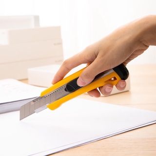 Dao rọc giấy Deli Lưỡi 18mm  E2042 dùng trong văn phòng phẩm - Dễ dang sử dụng màu vàng - HOKAMI STORE