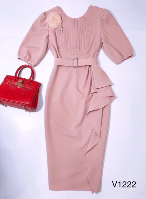 Đầm body tay lỡ xếp li cài hoa kèm Belk