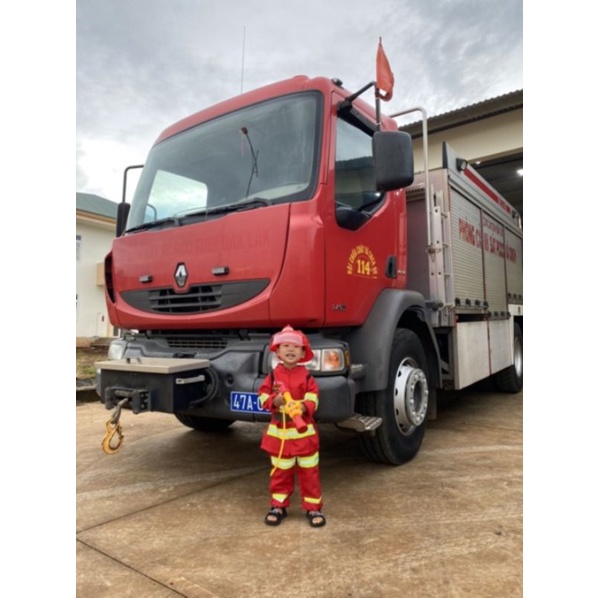 Quà Noel trang phục cứu hỏa trẻ em kèm bình xịt đeo vai