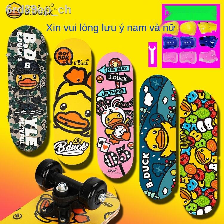Con vịt nhỏ màu vàng mới bắt đầu ván trượt bốn bánh sức sống trẻ em trai và gái đôi xe tay ga nghiêng 3-6-8-10
