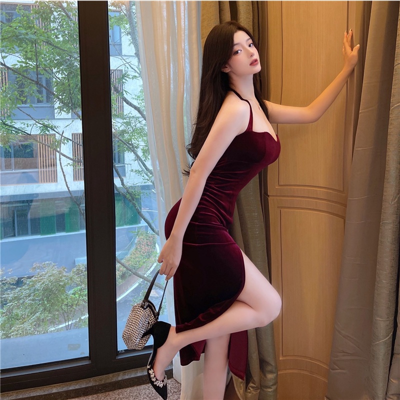 Đầm nhung dây yếm cổ ôm body tôn dáng sexy gợi cảm hở lưng vai dài xẻ tà đỏ tết noel dự tiệc sang trọng 2 màu