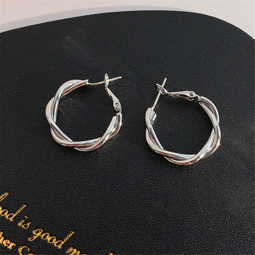 Khuyên Tai Nữ Trang Dáng Tròn Tạo Hình Độc Đáo