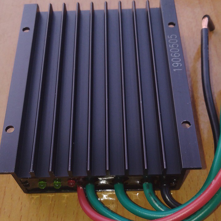 ĐIỀU KHIỂN SẠC TUABIN GIÓ  12 |24V 300 | 600W