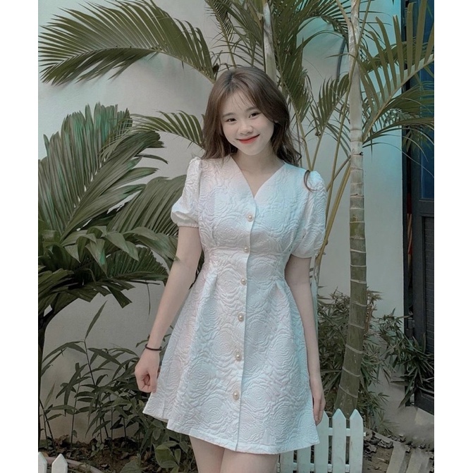 Váy gấm nút ngọc xinh