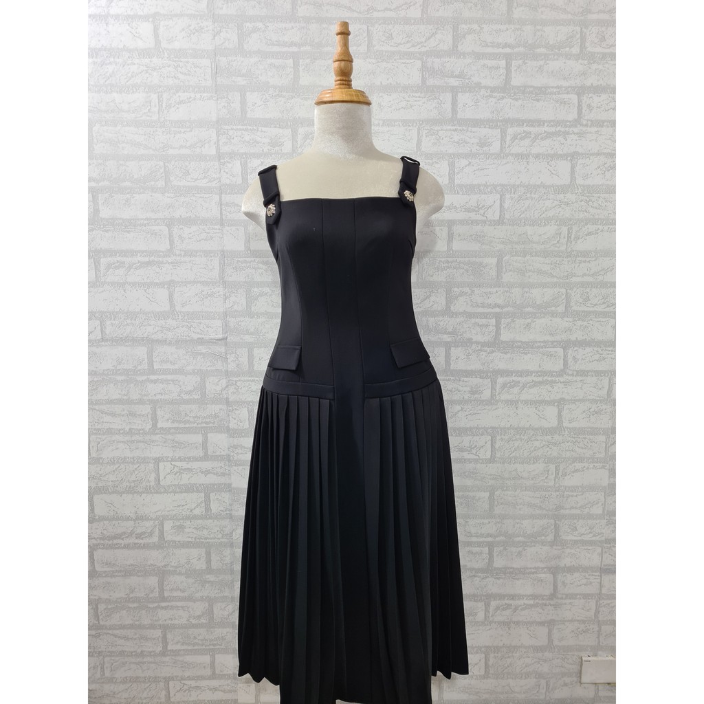 Váy đen hai dây bản to xếp ly