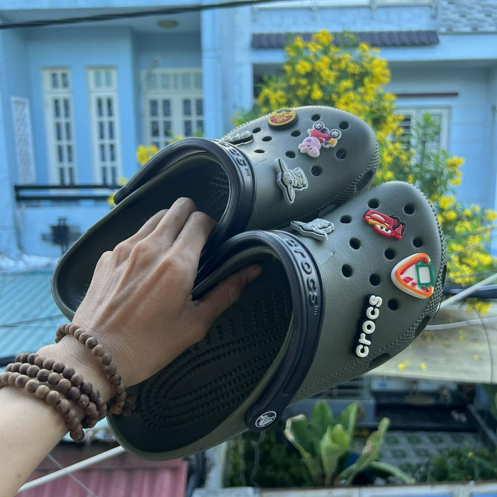 Dép Crocs nam chính hãng mẫu sục classic màu xanh rêu cực đẹp cực ngầu cho các anh trai, hàng lỗi nhẹ SXR