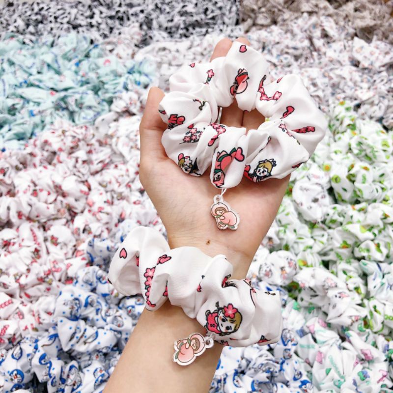 Scrunchies kèm charm mẫu bò sữa/bơ/bé đào/doraemon/khủng long