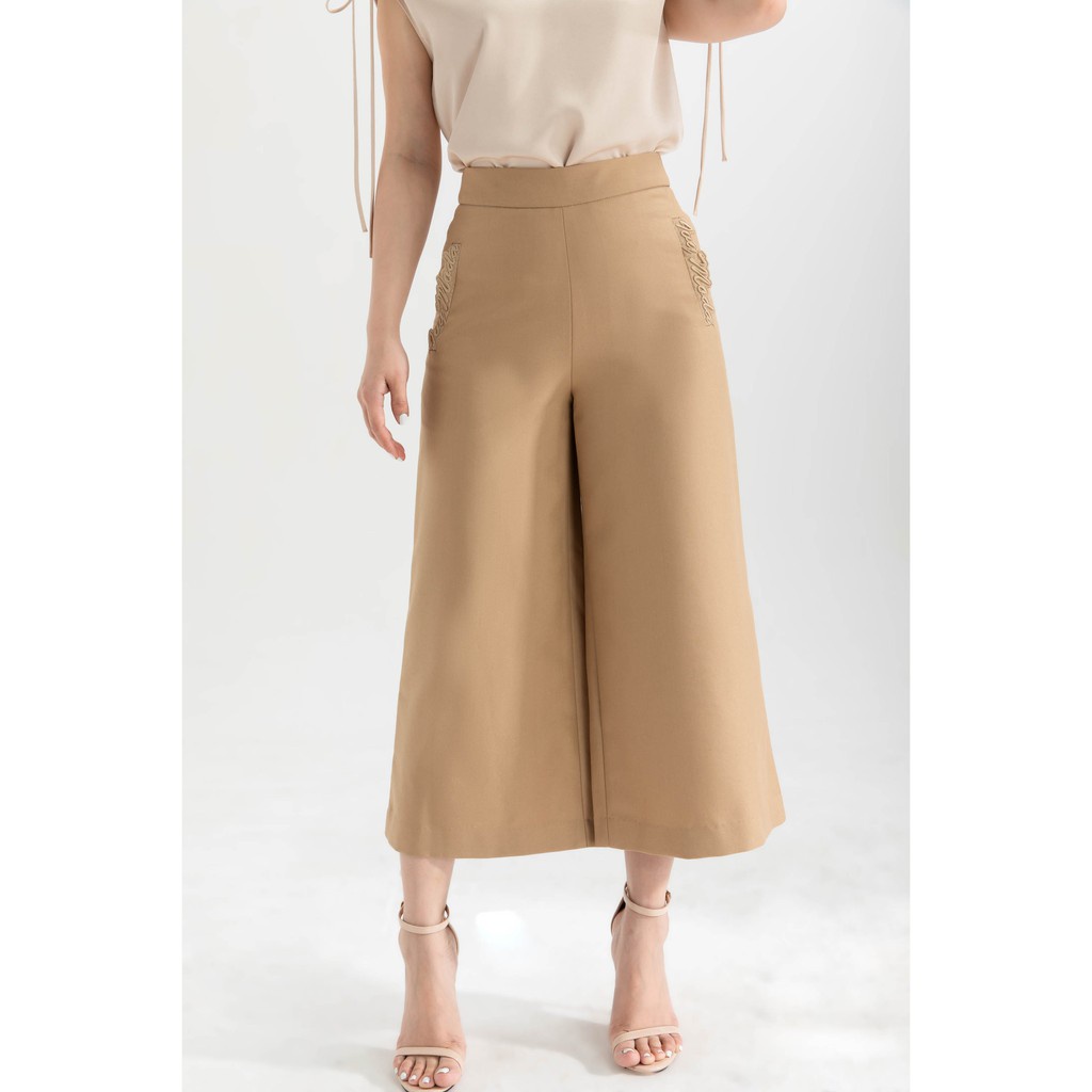 [Mã WABRIVY33 giảm 10% tối đa 50k đơn từ 250K] Quần lửng thêu viền nữ IVY moda MS 21M6341