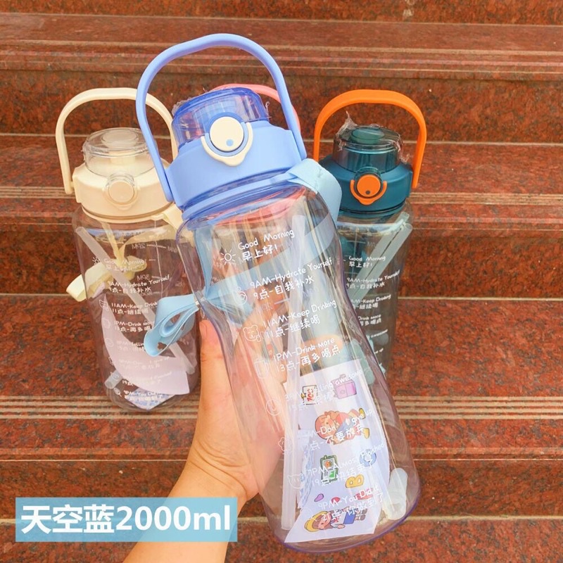 Bình đựng nước 2 lít có ống hút tặng kèm sticker