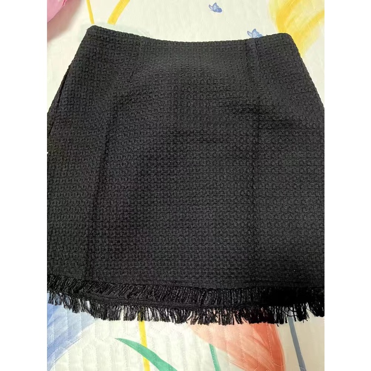 Một tập hợp các hình dạng của váy và áo khoác thời trang theo phong cách Hàn Quốc