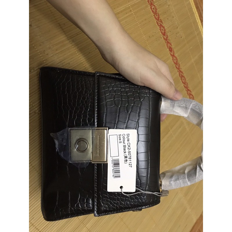 Túi xách đen chảnh