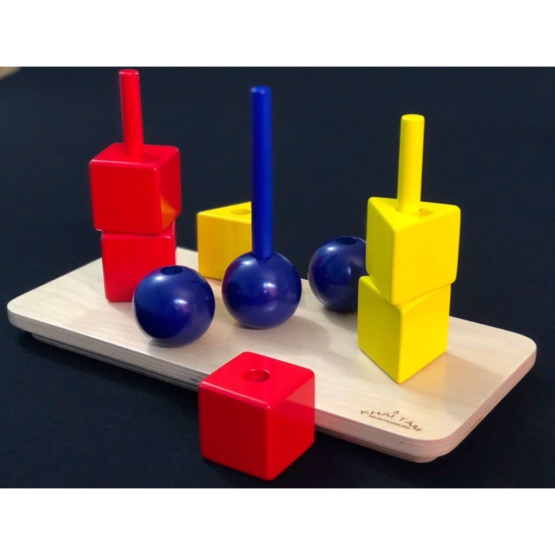 Thả các khối lập phương, lăng trụ tam giác, cầu trên chốt sơn màu ( cubes, spheres, prisms on coloered dowel)
