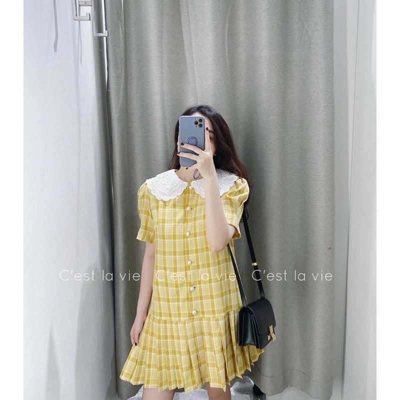 Váy kẻ vàng xếp ly cổ bèo trắng | BigBuy360 - bigbuy360.vn