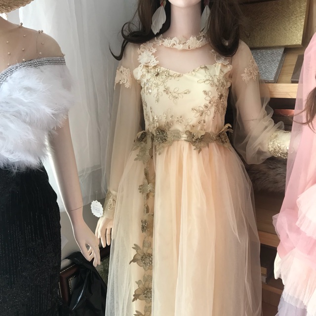 Đầm công chúa Vàng Tùng Kết Dây Hoa ,hàng thiết kế nhà may vô cũng cầu kì ,mẩu này may rất cực nên rất ít may