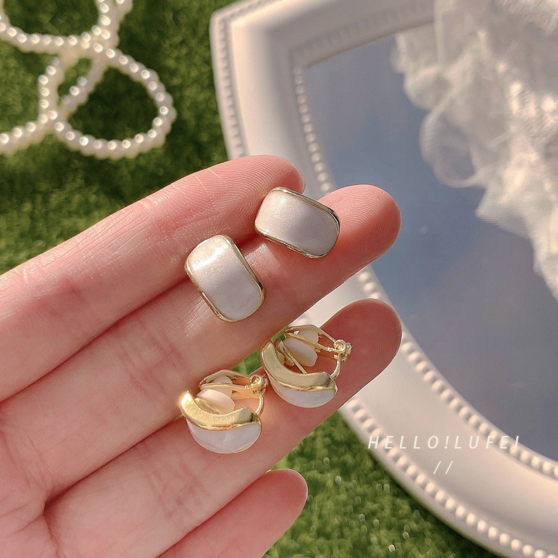 Khuyên tai cỡ nhỏ màu trắng thời trang Hàn Quốc