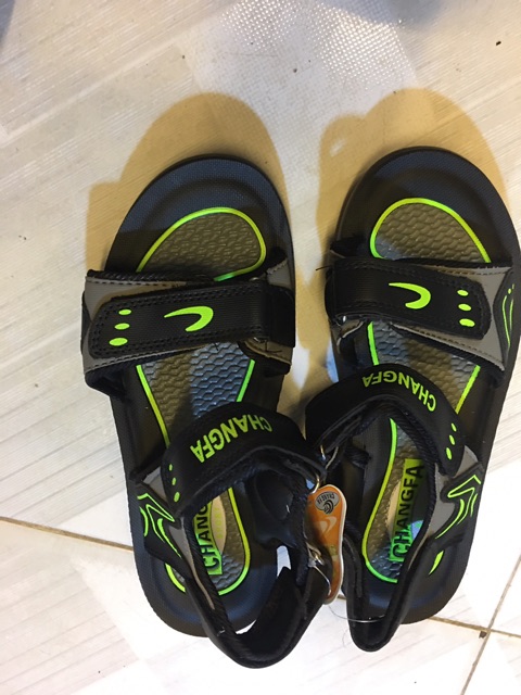 Giày xăng đan đế đúc chống nước